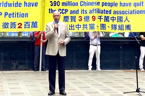 '圖5：約翰・戴樂（John Deller）在集會上發言'