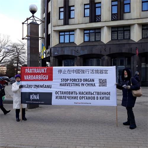 '圖1：拉脫維亞法輪功學員在首都裏加（Rīga）舉辦活動'