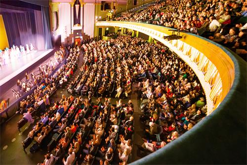 圖3：二零二二年三月十三日下午，美國神韻世界藝術團在英國倫敦漢默史密斯阿波羅劇院（London Eventim Apollo）上演了今年在這裏共十五場演出的最後一場演出，票房再次爆滿。（大紀元）