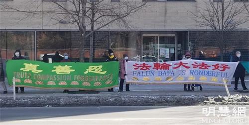 '圖1～4：二零二二年三月四日下午，多倫多部份法輪功學員在市中心布魯爾街和聖喬治街（Bloor & St. George）的交界處舉辦真相橫幅展和徵簽活動，聲援三億九千多萬中國人退出中共黨、團、隊組織。'