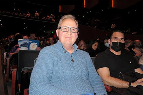 圖11：二零二二年四月八日晚，美國新約基督教會公司（NTCC）的總裁兼首席執行官邁克爾⋅科克爾（Michael Kekel）觀看了神韻藝術團在西雅圖的演出後表示，神韻再一次告訴人們無神論的邪惡。（大紀元）