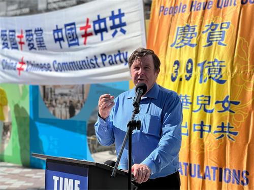 圖6: 基督教會的項目負責人斯圖爾特﹒沃格爾在集會上發言。