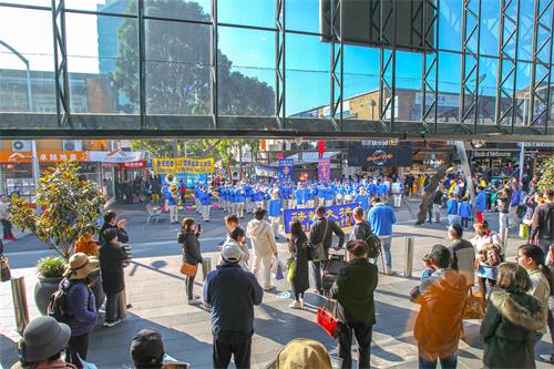 圖1~5：二零二二年五月二十二日，墨爾本部份法輪大法學員與各界人士在華人聚居的博士山區（Box Hill）購物中心，共同慶祝第二十三屆世界法輪大法日。
