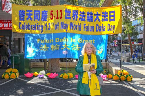 圖9：白馬市副市長馬蘇德（Cr Denise Massoud）在慶典上致辭，宣讀了市長的賀信。