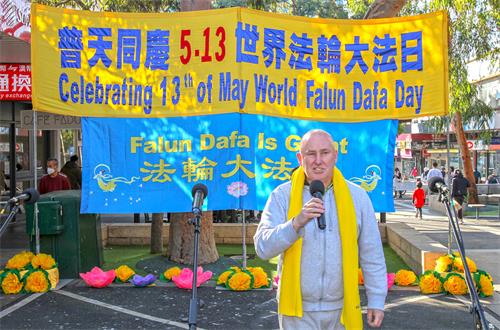 圖10：白馬市議員曼羅（Cr Andrew Munroe）在慶典上致辭。