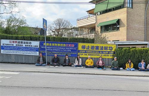 圖1：挪威法輪功學員二零二二年四月二十五日在中使館前抗議中共迫害