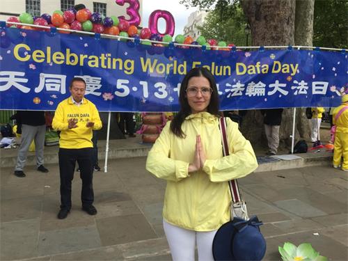 '圖10：西人法輪功學員娜塔莉亞．納丁（Natalia Nutting）說：「師父謝謝您，謝謝您慈悲地救度我們，從危難中解救世人，從來不放棄我們，提醒我們真善忍這些最簡單又最根本的宇宙特性，使人類能夠遵循，能夠返回家園。」'