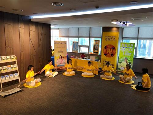 圖 3：法輪功學員們現場功法展示