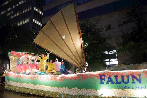 '圖1～2：法輪功團體的「法船」花車造型在遊行中引人注目'