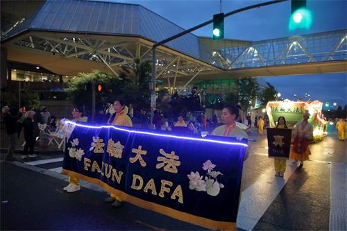 '圖3：法輪功團體參加玫瑰節星光遊行'