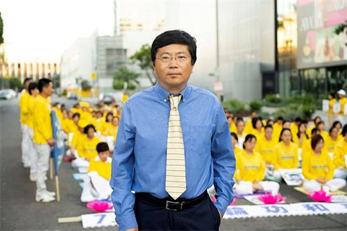 '圖5：洛杉磯法輪大法修煉團體發言人吳英年教授'