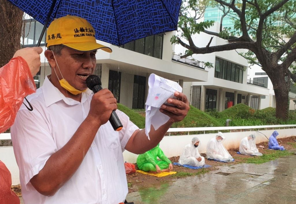 '圖1:二零二二年七月二十三日,印尼法輪功學員在中共駐雅加達大使館前和平請願,呼籲停止迫害。印尼法輪大法佛學會會長卡多表示,中共對法輪功的群體滅絕罪行必須立刻停止。'