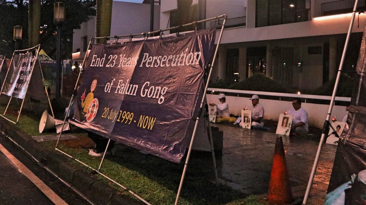 '圖5~6:傍晚,學員舉辦燭光夜悼,悼念被中共迫害致死的中國大陸法輪功學員。'