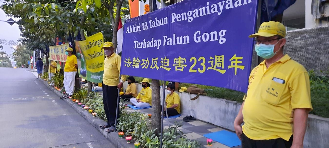 '圖7~8:二零二二年七月二十三日,法輪功學員在駐泗水市中領館前和平請願,呼籲停止迫害。'