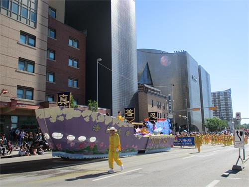 圖1：法輪大法學員的方陣由煉功方陣、花車和腰鼓隊組成