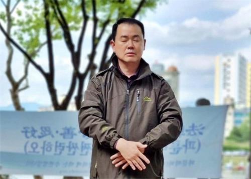 '圖2：自從煉法輪功以後，原本臉頰黯沉的金永標變得光潤明亮，瘦弱的身體也變得健康了。每天的晨煉讓他意志力增強，精神格外充沛。'