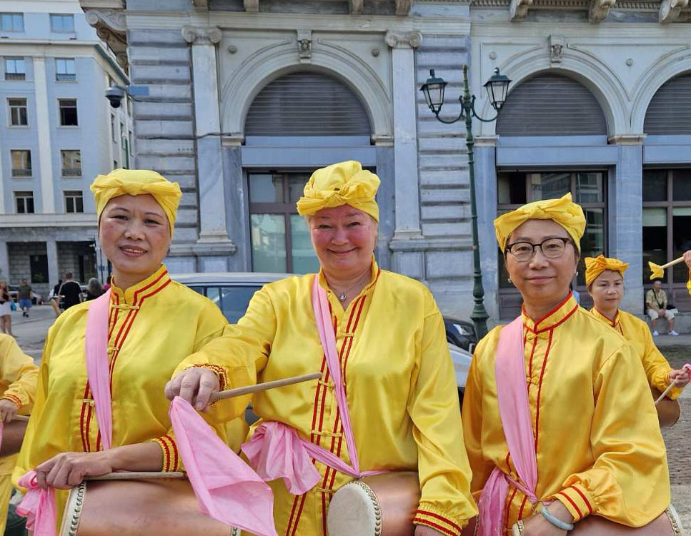 圖13：腰鼓隊中來自瑞典的法輪功學員們，站在中間的是安娜。