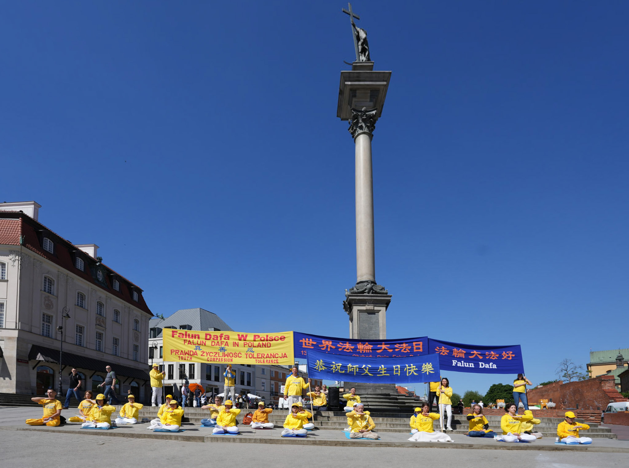 圖1~2:波蘭法輪功學員在華沙古城廣場煉功,共同慶祝世界法輪大法日暨法輪功師尊華誕及法輪大法洪傳世界32週年。
