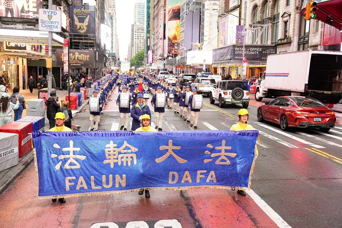圖2:二零二四年五月十日星期五,大紐約地區部份法輪功學員數千人在紐約的曼哈頓區舉行了盛大遊行,慶祝第二十五屆世界法輪大法日暨大法洪傳三十二週年,並恭祝慈悲偉大的師尊華誕快樂。