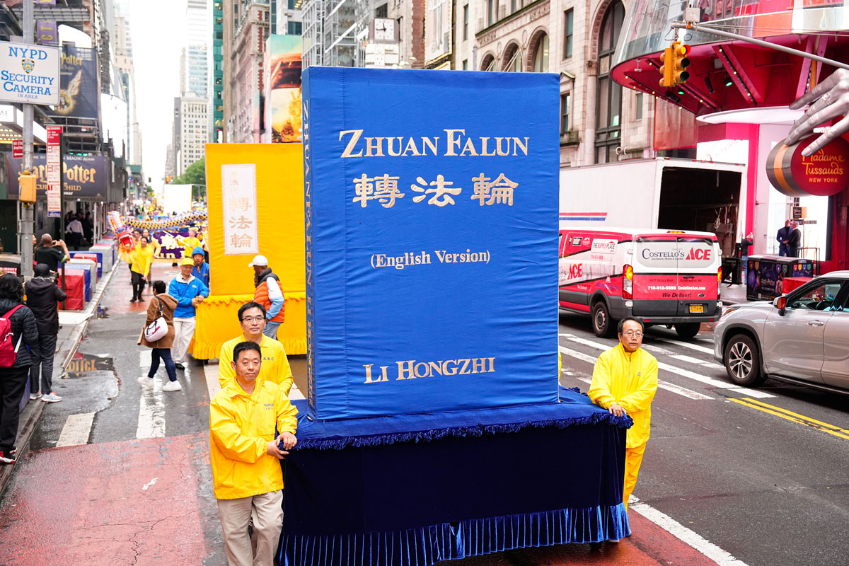 圖22:二零二四年五月十日,大紐約地區部份法輪功學員數千人在紐約的曼哈頓區舉行了盛大遊行,慶祝第二十五屆世界法輪大法日暨大法洪傳三十二週年,並恭祝慈悲偉大的師尊華誕快樂。