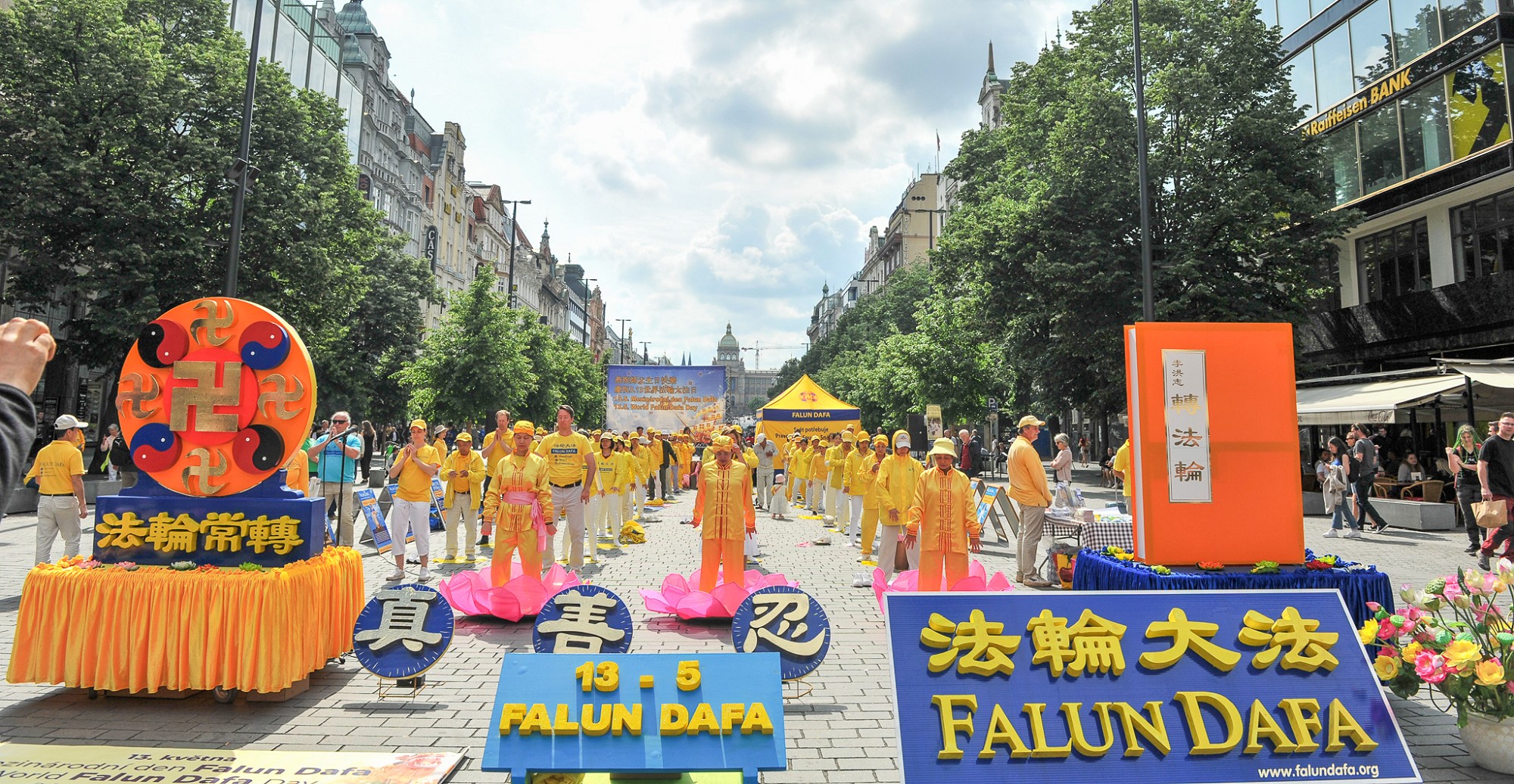 圖25:二零二四年五月十二日,捷克法輪功學員在「世界法輪大法日」的慶祝活動中進行功法演示。