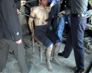 '中共酷刑演示：電棍電擊'