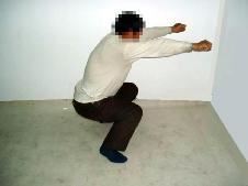 '酷刑演示:長時間固定姿勢蹲馬步'