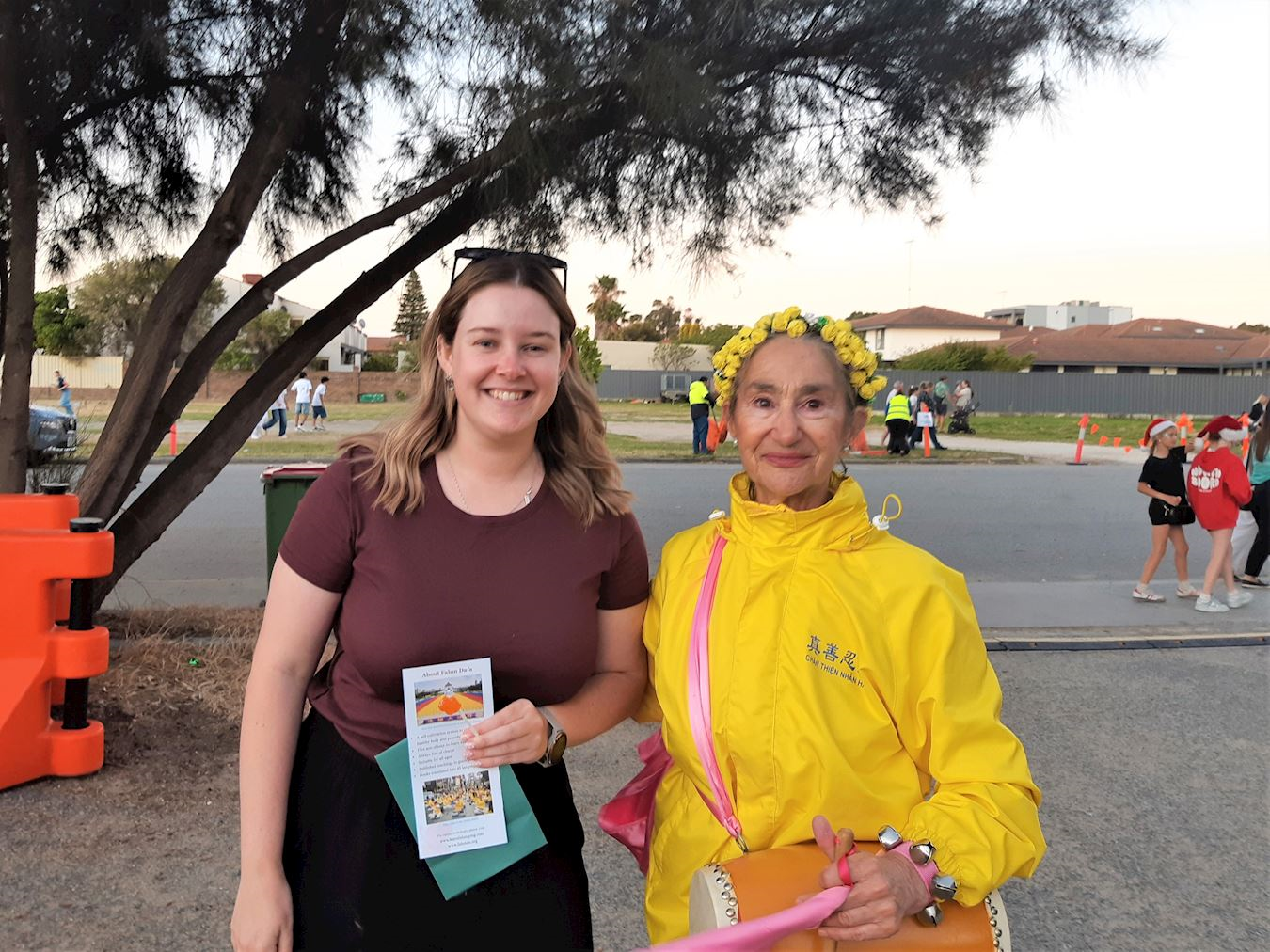 '圖13：海莉（Hayley）（左）對法輪功學員的遊行和表演讚不絕口。'