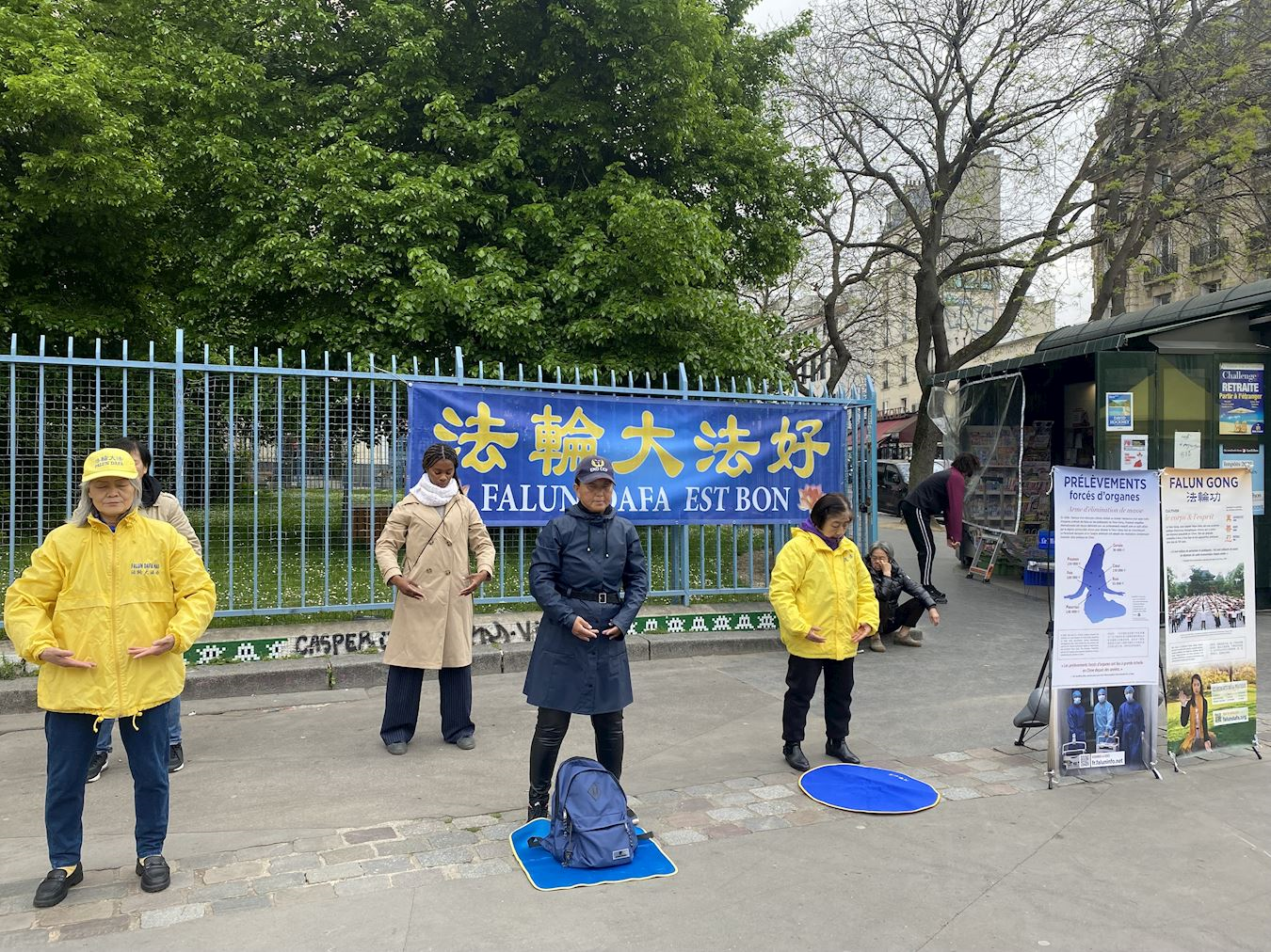 '圖5:法輪功學員在巴黎美麗城演示法輪功功法。'