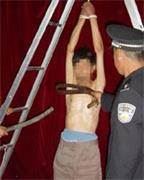 '中共酷刑演示：吊掛毒打'