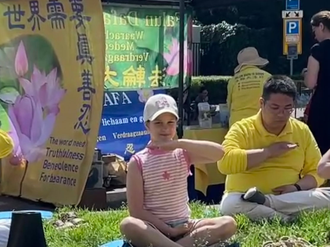 圖12:一個對打坐感興趣的女孩堅持了打坐十五分鐘。(明慧網)
